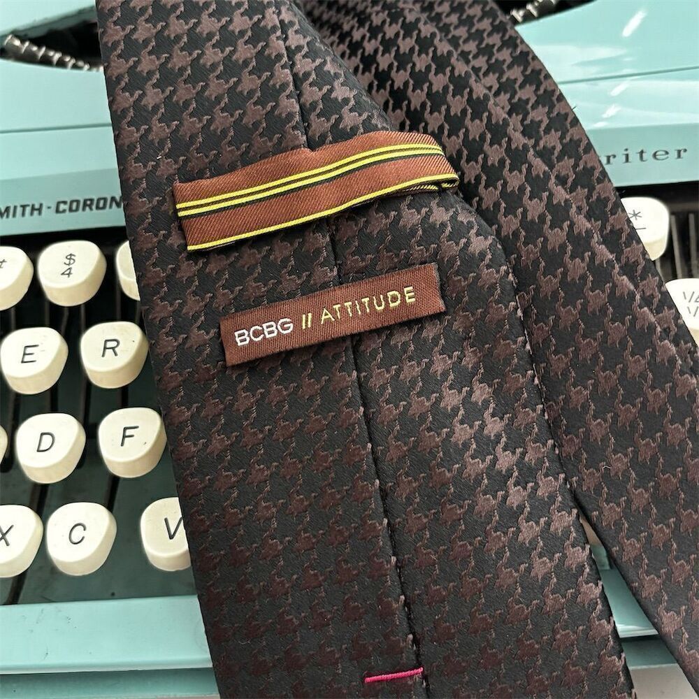BCBG Attitude Men's Brown Silk Houndstooth Tie Classic Length - Picture 3 of 3
